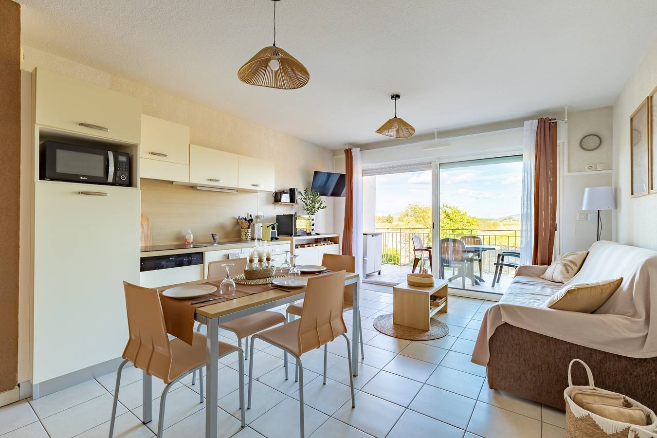 Appartement entier, Le Cosy Vignes - Piscine partagée in Azille, Région de Carcassonne