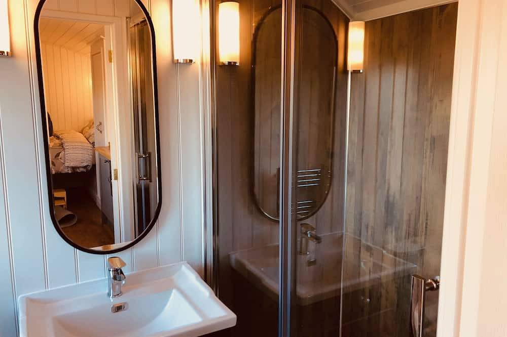 The Hideaway Shepherds Hut & Hot Tub, sleeps 2. in Waveney District, The Broads