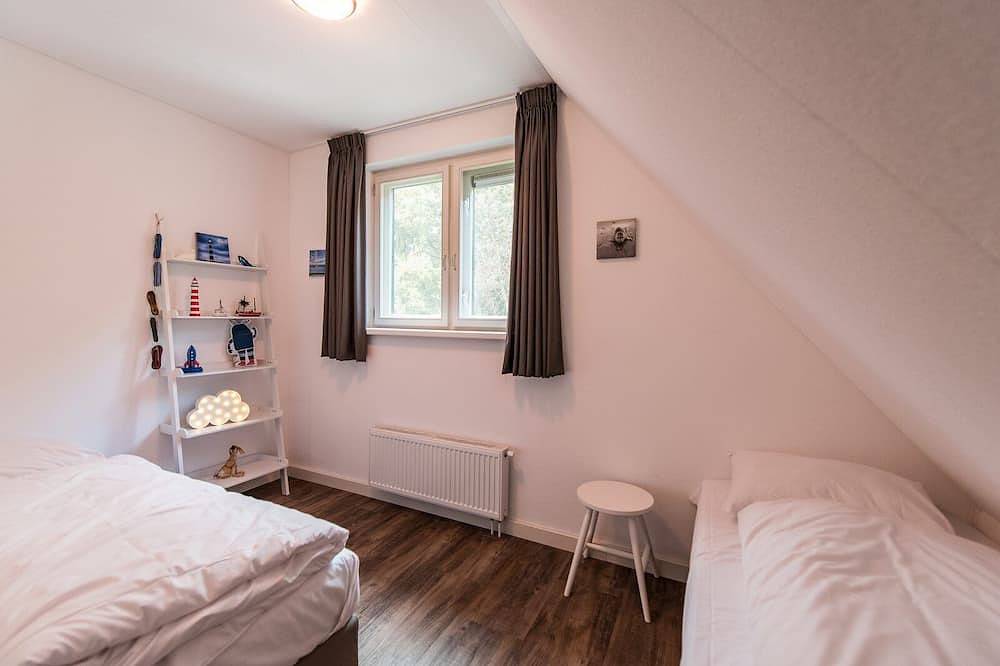 Moderne villa met jacuzzi. Dorp Hollum, bos en strand op loopafstand. in Hollum, Nederlandse waddeneilanden