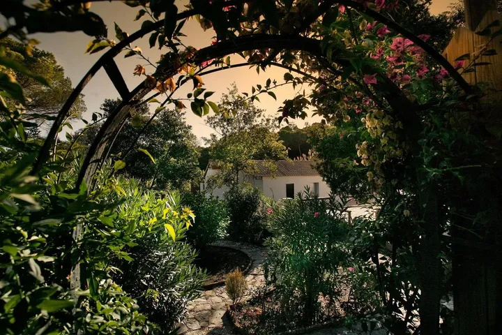 Casa rural para 3 personas, con jardín además de vistas y piscina - 1