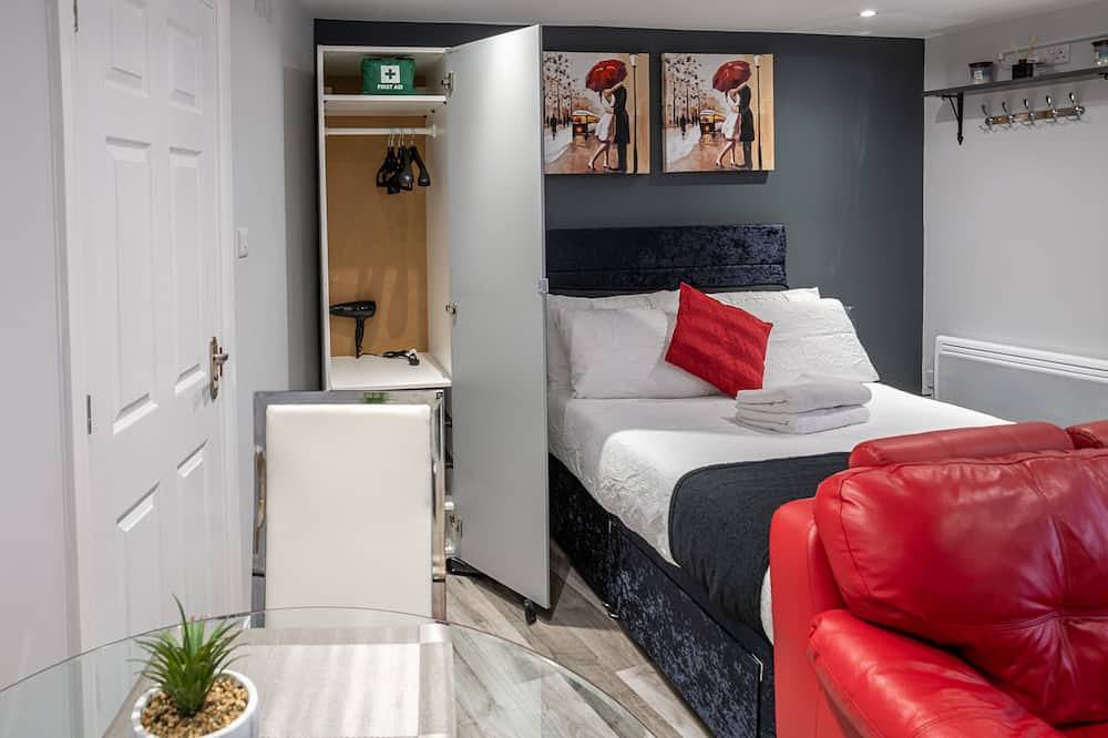 Luxury one bedroom guesthouse M6, Junction 10 in Walsall, Birmingham Area