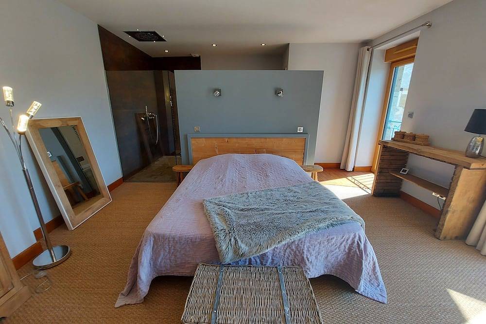 Gîte proche de Lyon avec piscine extérieure ainsi que Jacuzzi, Sauna intérieurs in Chasselay, Lyon et ses environs
