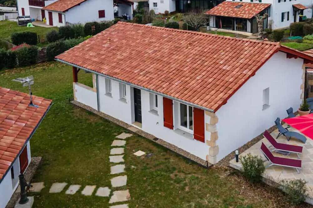 New Riverside air conditioned calm enclave in Espelette, Bayonne region