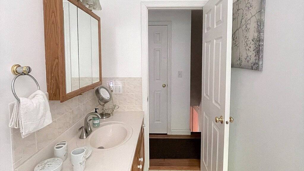 Private hidden gem walking distance to town, restaurants, and shopping! in Litchfield County