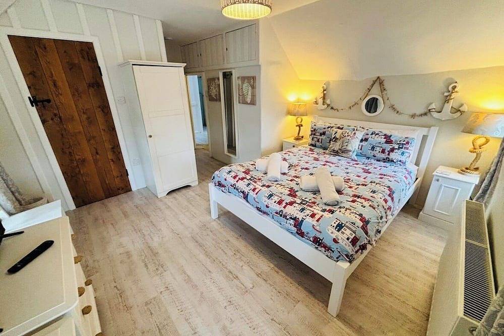 Charming  Listed Thatched Cottage with parking and short walk to sandy beach . in Crantock, Cornwall