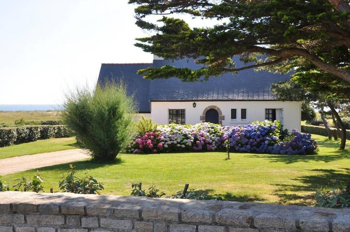 Location de vacances pour 4 personnes, avec Terrasse ainsi que Jardin et Vue dans Plage Pendruc