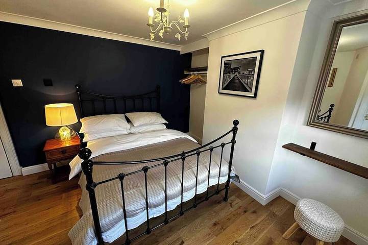 Historic Old Town Home with Views and free parking in Kingston-upon-Hull, Yorkshire and the Humber