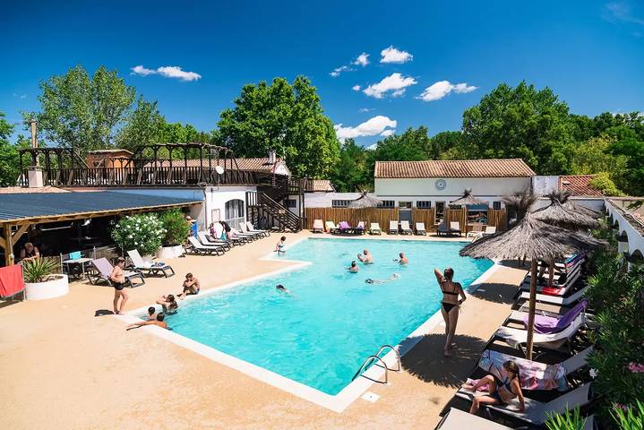 Camping für 4 Personen, mit Terrasse und Pool in Hérault