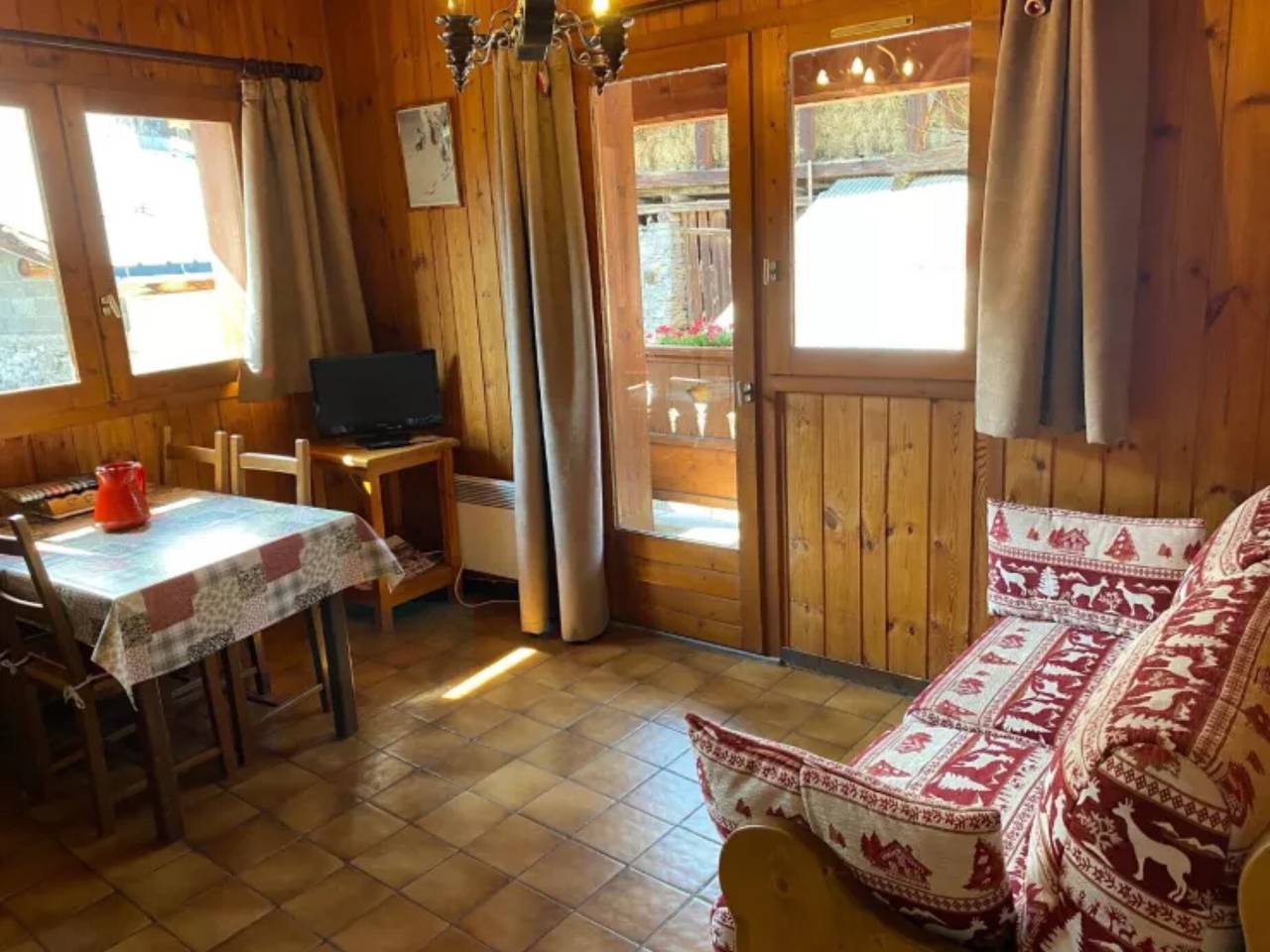 Apartamento entero, Apartamento "L'edelweiss" con vistas a la montaña, terraza privada y Wi-Fi in La Plagne, Bellentre
