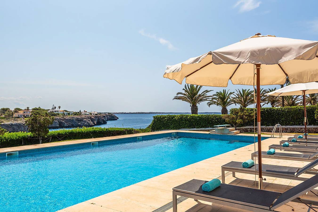 Villa für 8 Personen mit Garten in Cala Blanes, Ciutadella