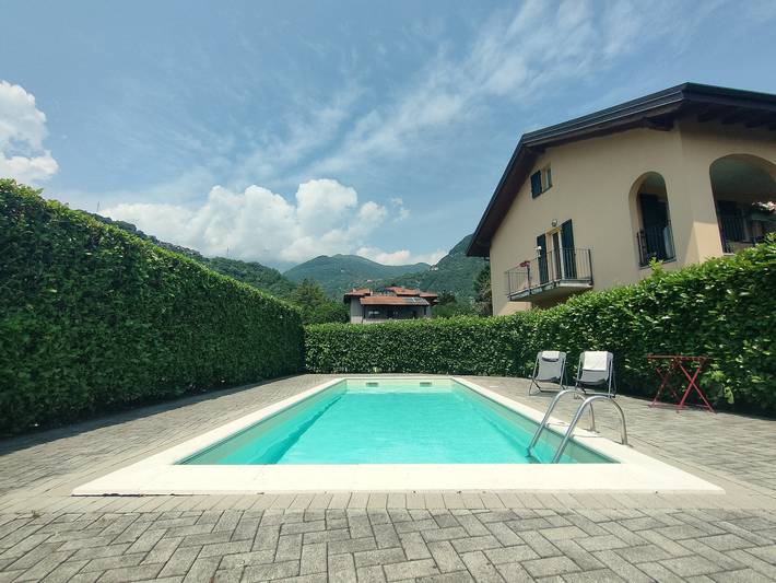 Gîte pour 4 personnes, avec terrasse et piscine ainsi que jardin et vue à Gravedona - 3