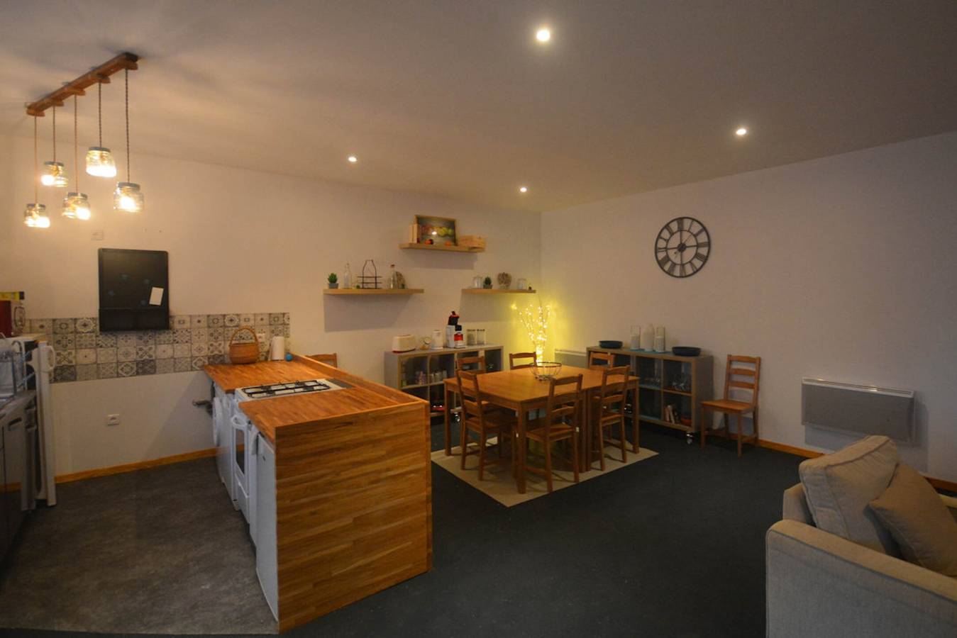 Landhaus 'L'Ostalou' mit Bergblick und gemeinsamer Terrasse in Laurie, Region Saint-Flour