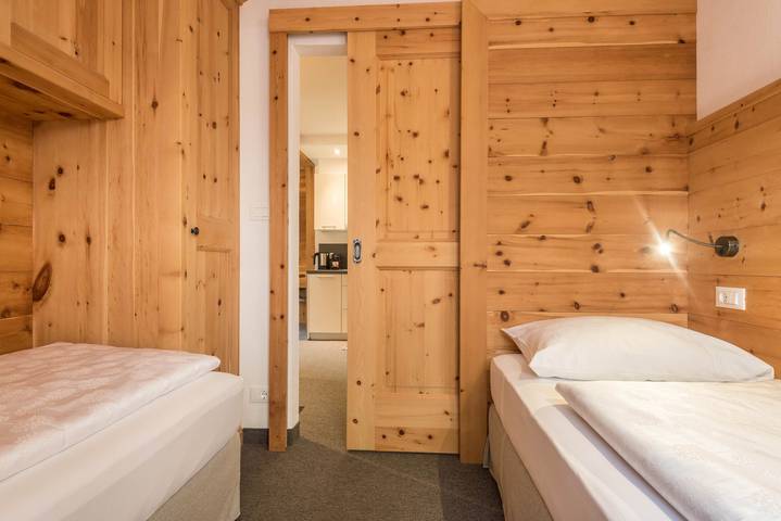Appartamento intero, Appartamento 'Cesa Sassela' con vista sulle montagne, sauna, piscina, giardino, balcone e Wi-Fi in Ortisei, Dolomiti Superski