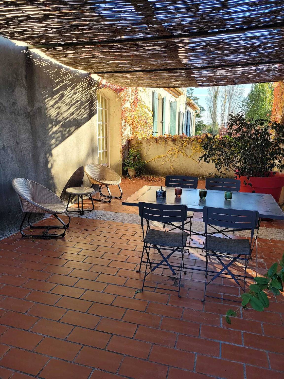 Appartement entier, Appartement spacieux à Arles avec piscine et jardin partagé in Albaron, Arles