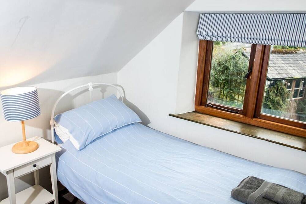 Detatched, Cosy Cottage With Mountain Views - Parking, Sleeps 8, Pet-friendly in Lake District