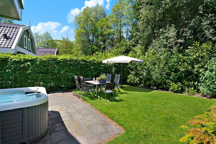 Ferienhaus für 4 Personen, mit Balkon/Terrasse und Whirlpool sowie Terrasse und Garten in Schoorl