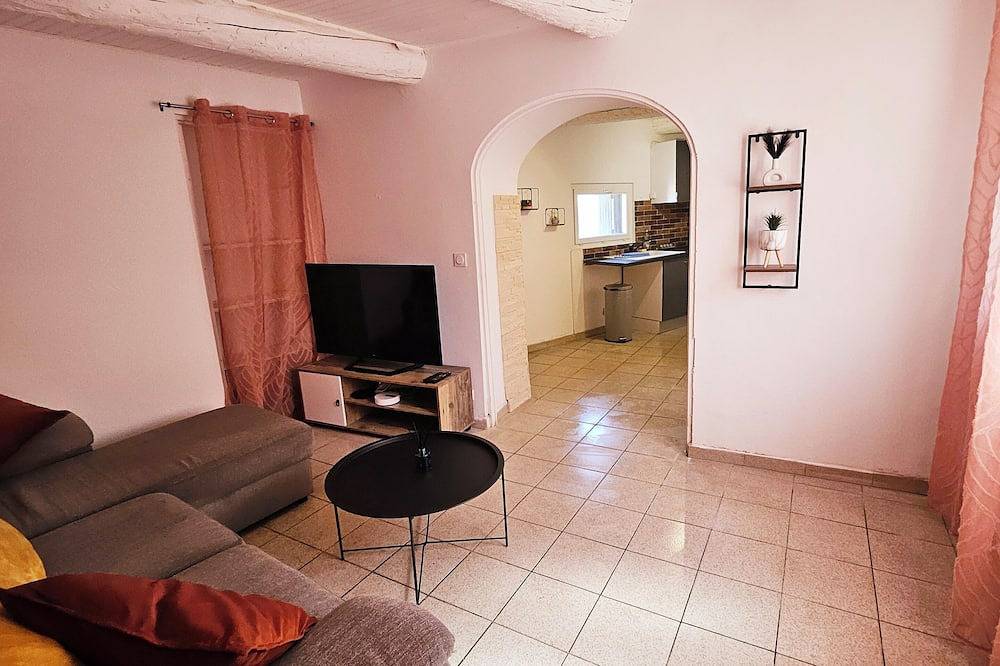 Entire apartment, Apartment Les Bourgardes in Caumont-sur-Durance, Vaucluse