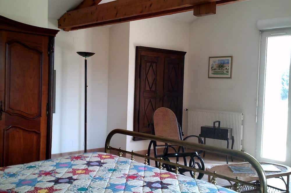 Gîte in an early 18th-century Provencal farmhouse in Roquemaure, Nimes region