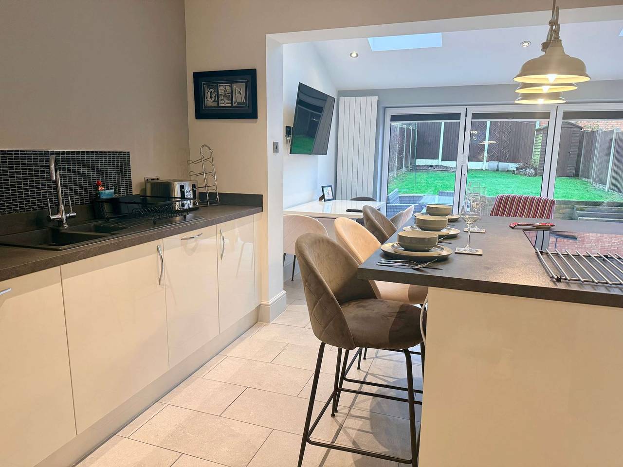 2-Bed Home with Parking, Near Bhx, Nec & Jlr in Solihull, Birmingham Area