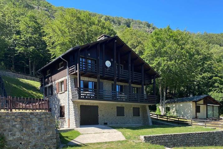 Gîte pour 15 personnes, avec Balcon et Terrasse ainsi que Jardin et Vue à Pourcharesses