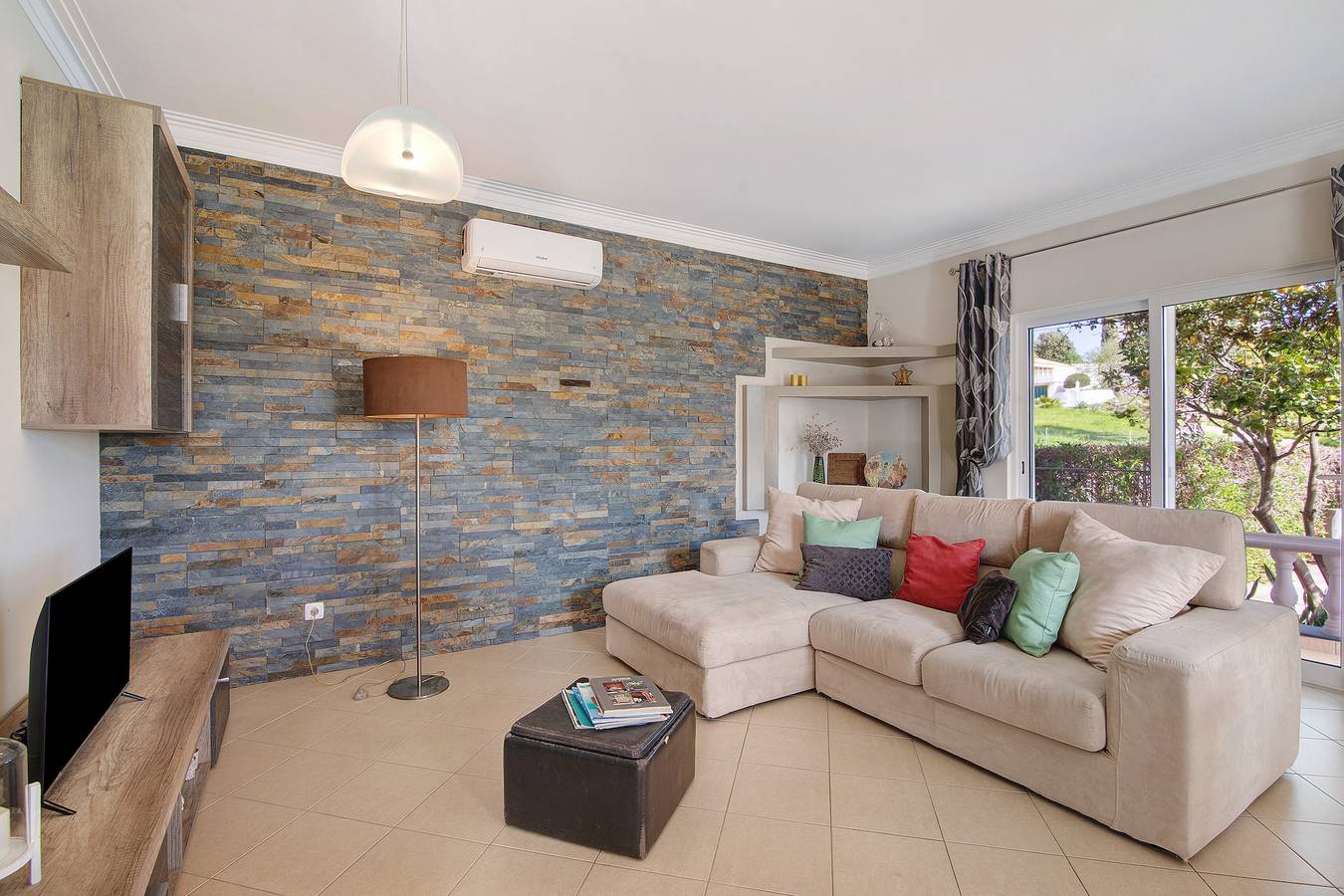 Casa de Férias 'Casa Das Buganvilias' com Vista para a Montanha, Terraço Privado e Wi-Fi in Loulé (São Sebastião), Distrito de Faro