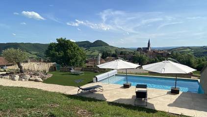 Location de vacances pour 5 personnes, avec piscine ainsi que jardin et vue, animaux acceptés à Saint-Victor-et-Melvieu