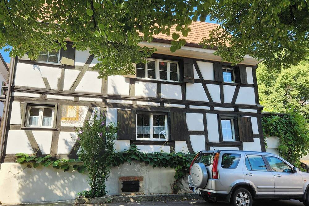 Ganze Wohnung, 400 Jahre altes Fachwerkhaus im Dorfkern am Dorfbrunnen in Grenzach-Wyhlen, Südschwarzwald