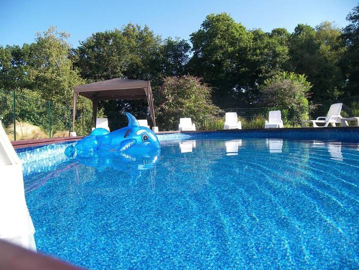 Location de vacances pour 4 personnes, avec vue ainsi que piscine et jardin, adapté aux familles à Malguénac