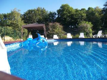 Gîte pour 4 personnes, avec vue ainsi que piscine et jardin, adapté aux familles à Malguénac