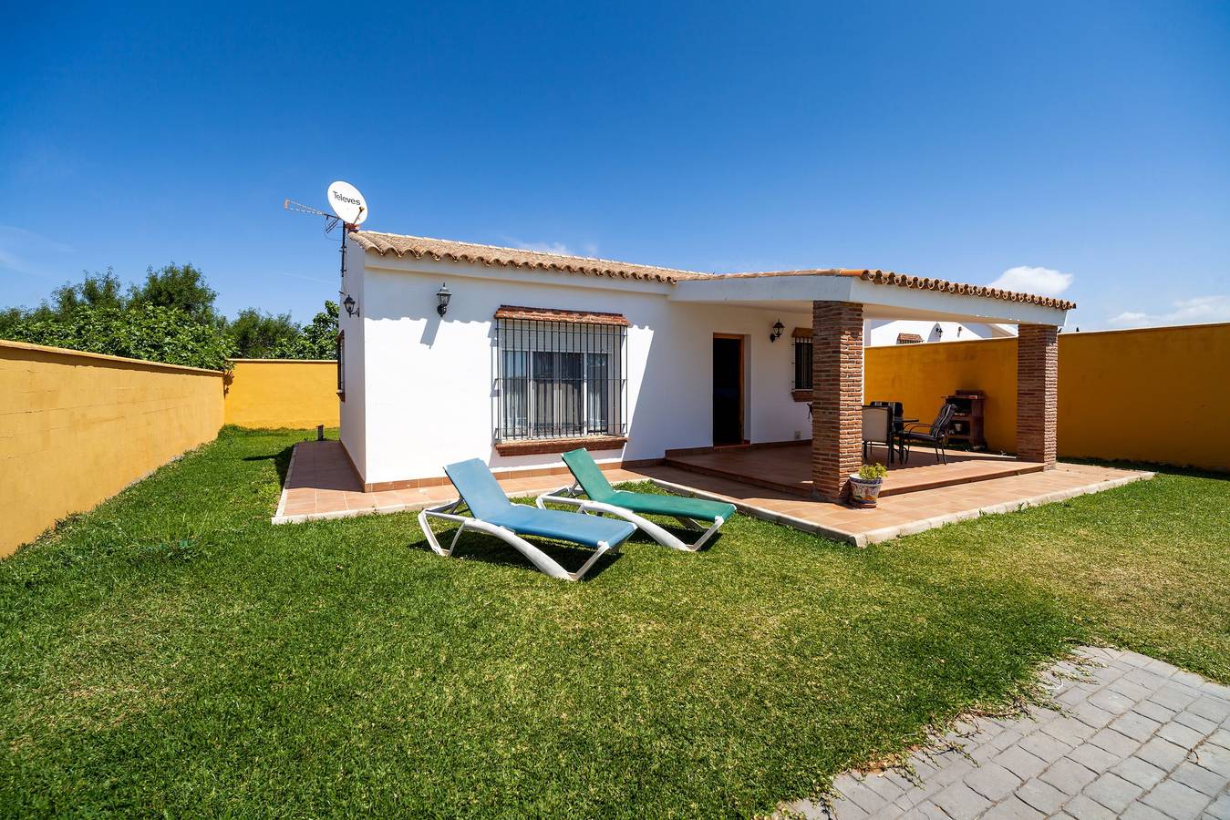 Rústica casa cerca de la playa con piscina, terraza, jardín y Wi-Fi; Se admiten mascotas; Aparcamiento disponible in Fuente del Gallo, Conil de la Frontera
