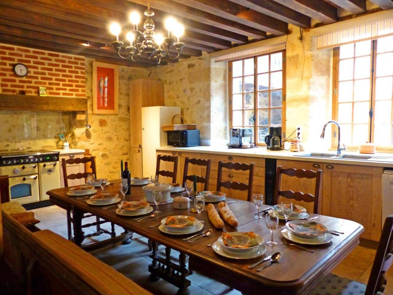 Holiday Home 'L'ancien Collège' with Private Pool, Wi-Fi and Air Conditioning in Hérisson, Montluçon region
