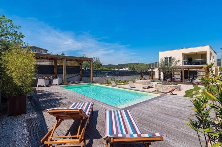 Ferienhaus für 8 Personen, mit Terrasse und Garten sowie Pool in Bibinje