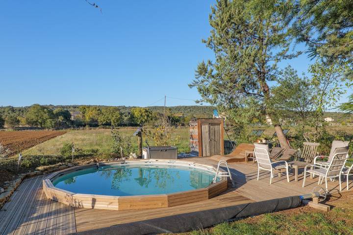 Gîte Des Louveteaux avec vue sur la montagne, piscine partagée in Banne, Parc national des Cévennes