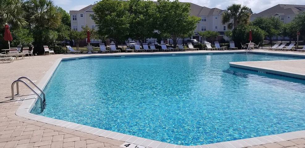 Vacation rental for 6 people, with pool and hot tub as well as yard and terrace in North Myrtle Beach