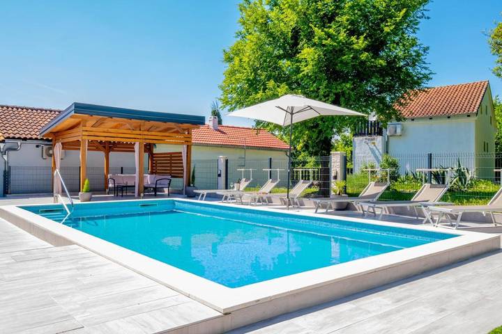 Ferienhaus für 8 Personen, mit Balkon und Terrasse sowie Garten und Pool