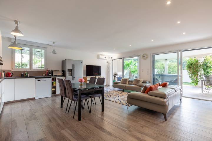 Geheel appartement, Appartement 'Havre De Paix 500m De La Mer' met Privé Terras, Wifi en Airconditioning in Sausset-les-Pins, Middellandse Zeekust (Frankrijk)