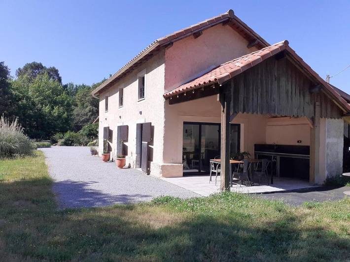 Location de vacances pour 6 personnes, avec terrasse et vue ainsi que piscine et jardin, animaux acceptés à Lacquy