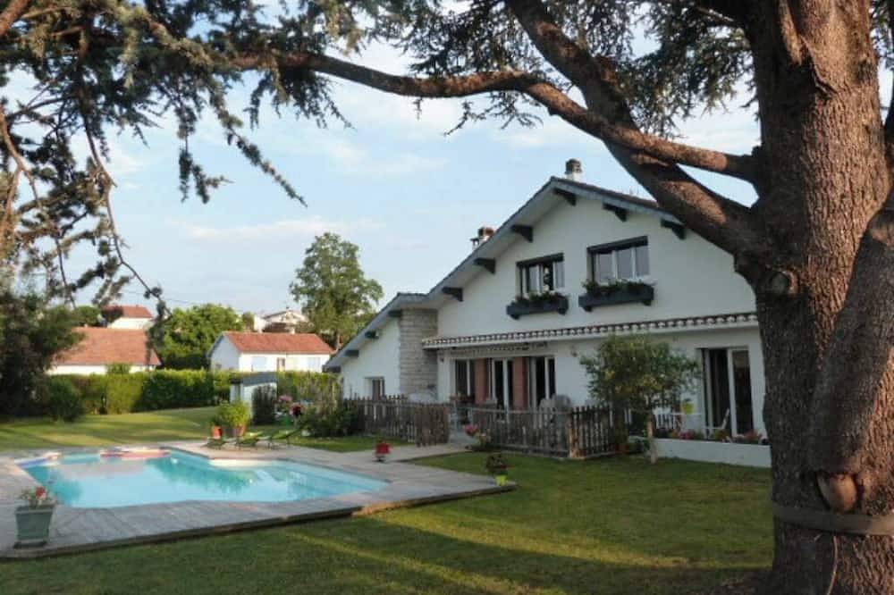 L 'Ancolie des Pyrénées, votre chambre d'hôtes avec piscine, à Oloron Ste Marie in Bidos, Béarn
