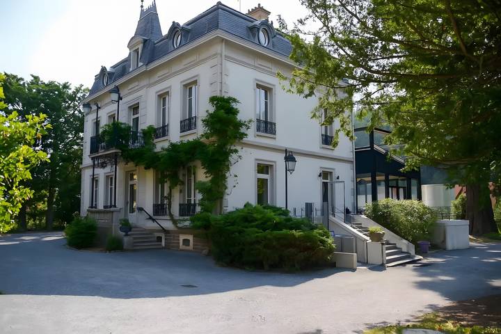 Agriturismo per 15 persone, con giardino, con animali domestici in Rodano