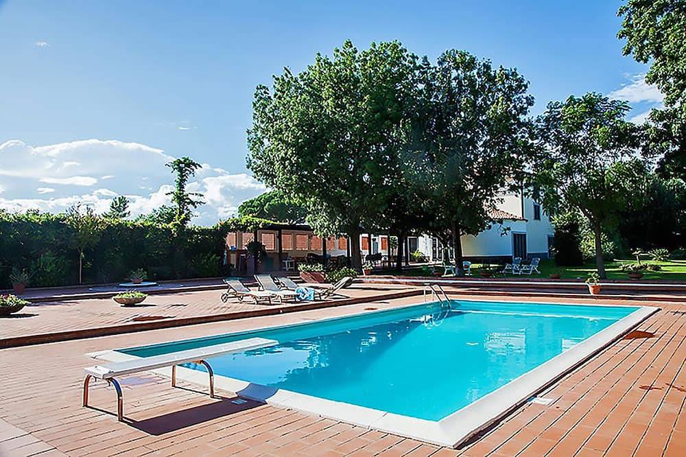An old farmhouse expertly restored and transformed into a prestigious villa in Éboli, Provincia de Salerno