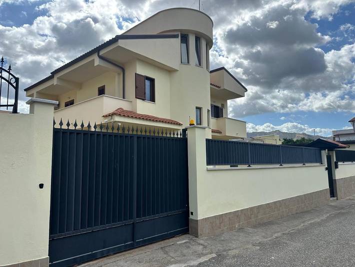 Location de vacances pour 15 personnes, avec piscine ainsi que vue et jardin dans Gallico Marina - 4