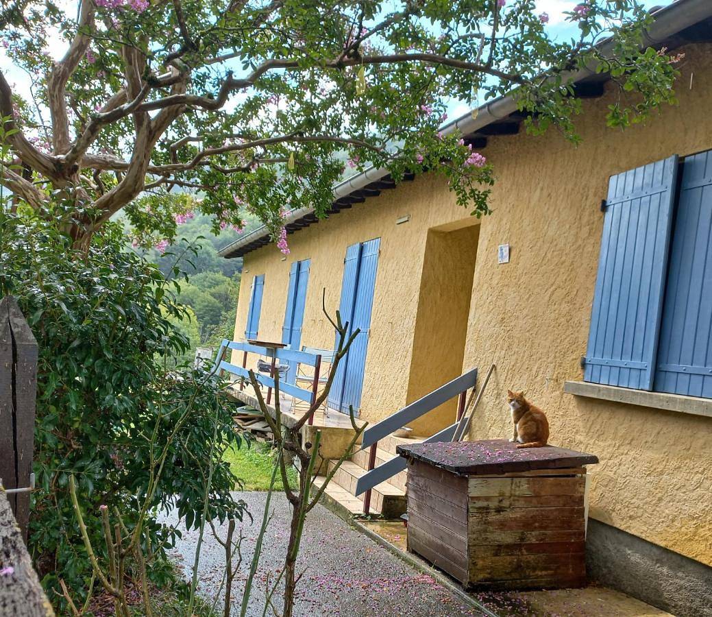 Chambre spatieuse avec grand lit. in Aspet, Haute-Garonne