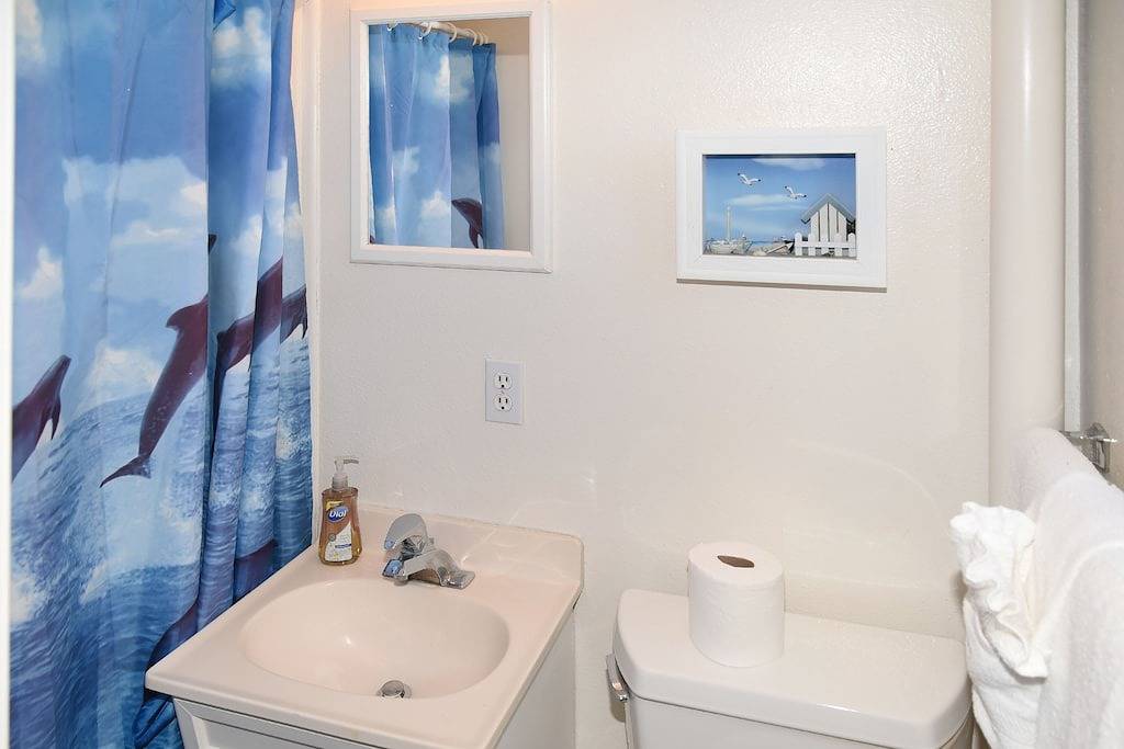 Sammelplatz mit Blick auf Strand, Pier und die Innenstadt von Cayucos in Cayucos, San Luis Obispo County