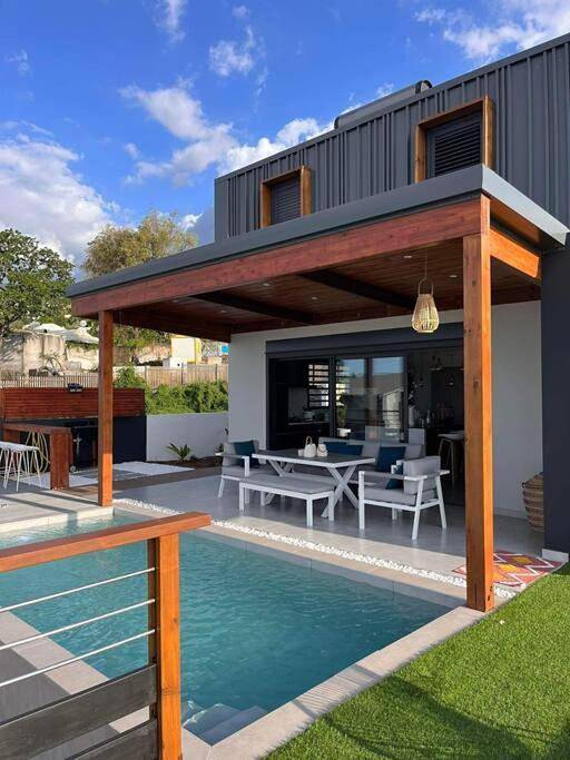 Location de vacances pour 6 personnes, avec terrasse ainsi que piscine et vue dans Bois de Nèfles - 2