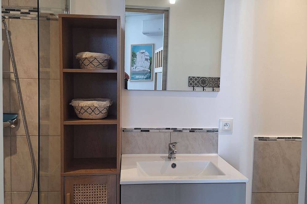 Entire apartment, Charming studio with swimming pool in the heart of Ruoms, Ardèche in Ruoms, Ardèche