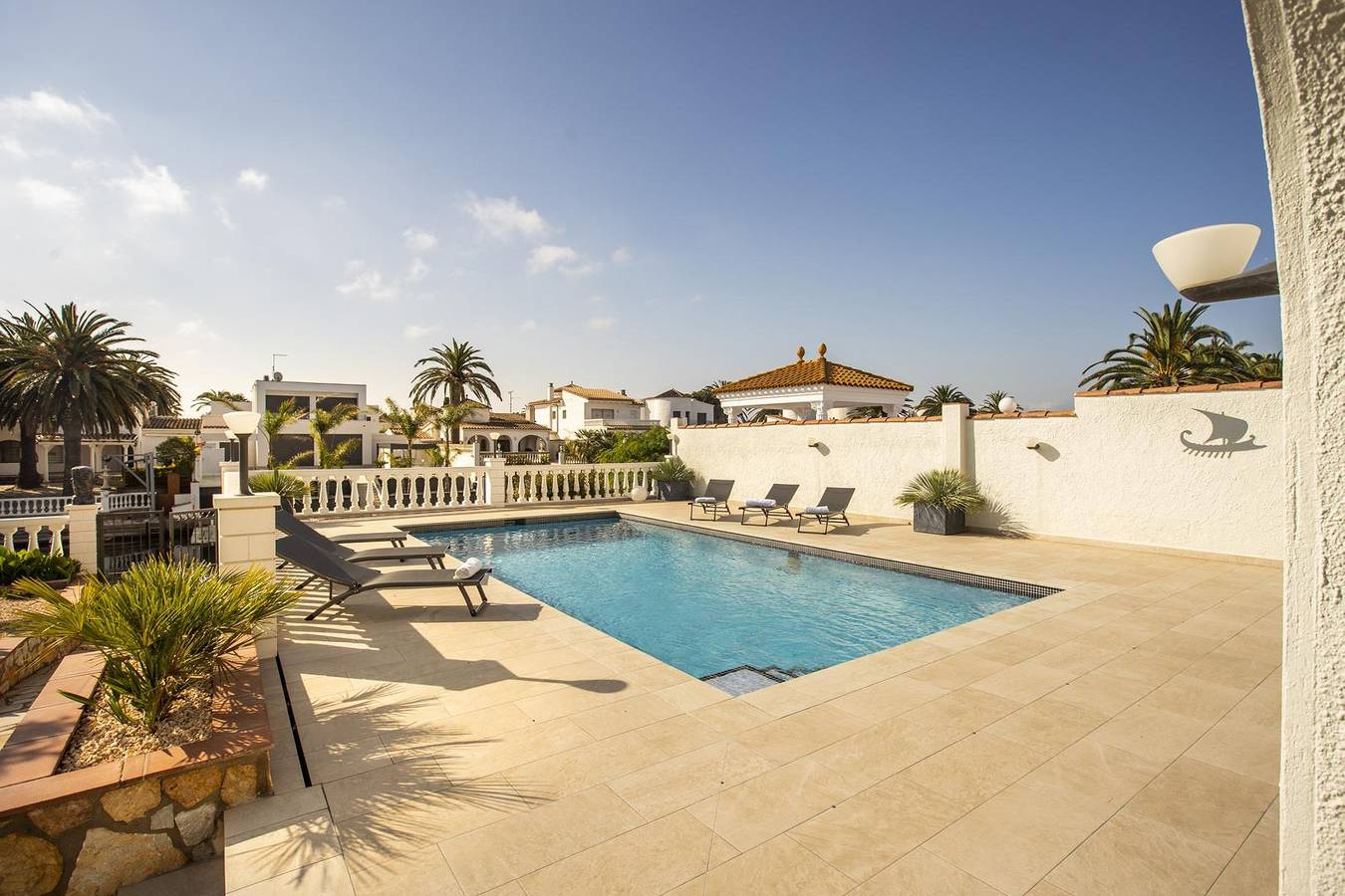 Fantastique villa au canal avec 5 chambres , piscine et amarre. in Empuriabrava, Haut-Ampurdan