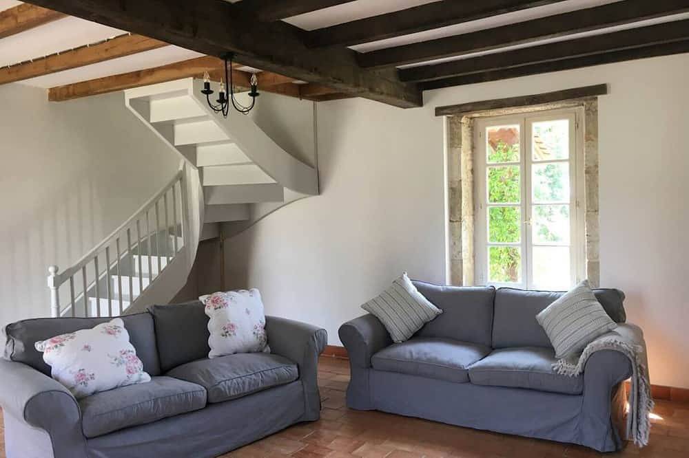 Traditional 2 Bedroom Stone Cottage, Wifi & Pool in Sw France in Douzains, Villeneuve-sur-Lot und Umgebung