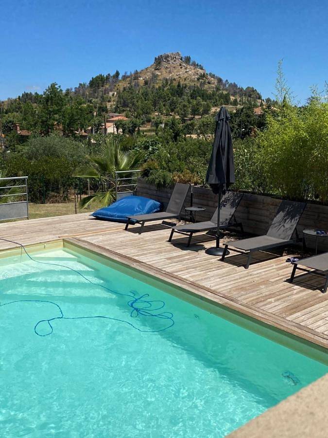 Location de vacances pour 11 personnes, avec piscine ainsi que vue et jardin à Montséret - 2