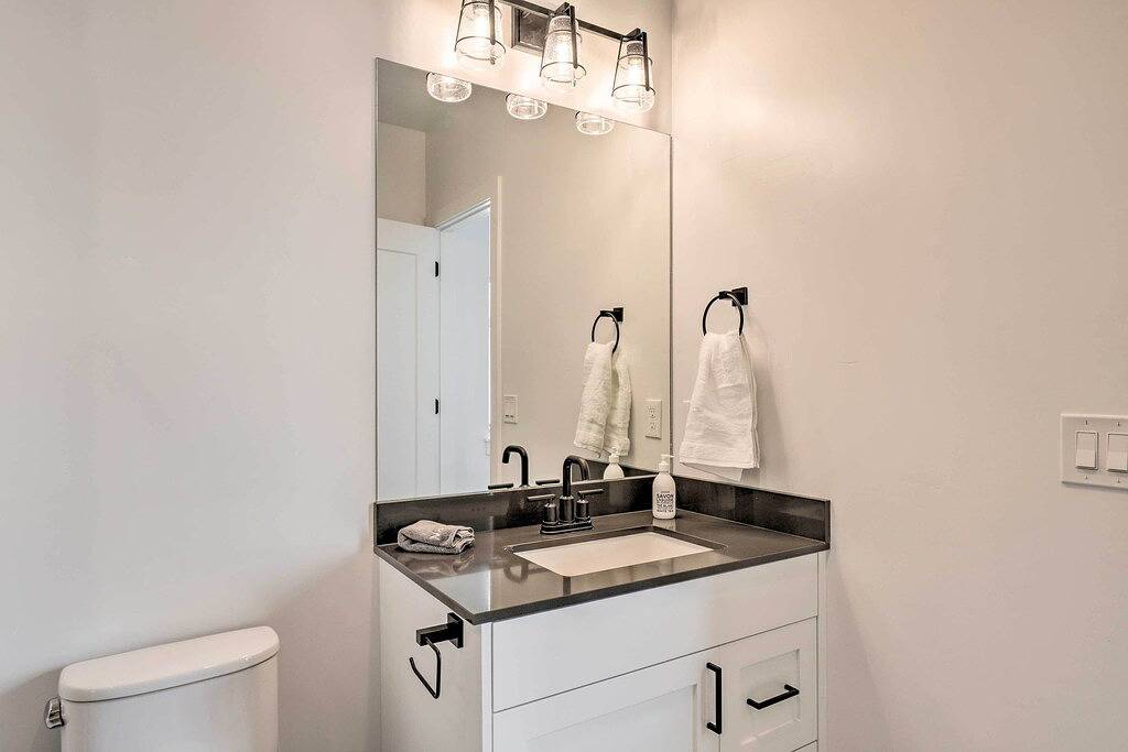 Modern-Chic Provo Townhome 1 Mi to Byu Campus in Provo, Utah Lake