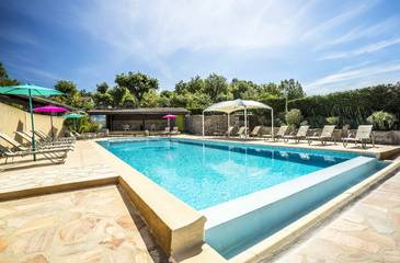 Location de vacances pour 10 personnes, avec piscine ainsi que balcon et jardin à Joyeuse